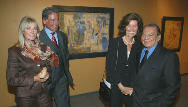 Cocow mit Besuchern vor Bildern ihrer Ausstellung im Römisch-Germanischen Museum Köln
